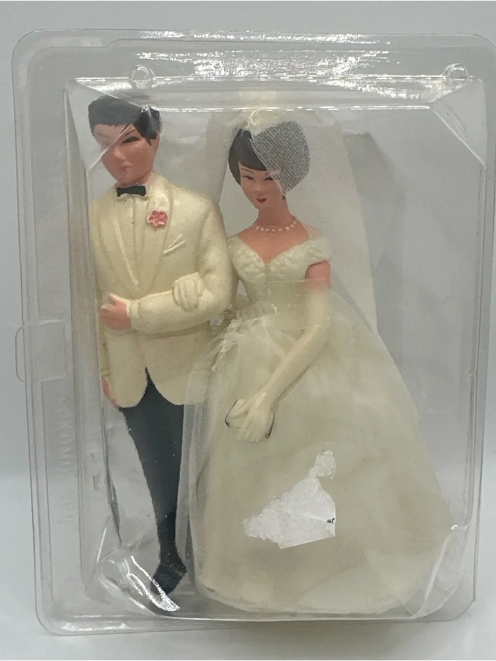 Classic Ivory Bride and Groom Cake Topper - Elegant Wedding Figurine